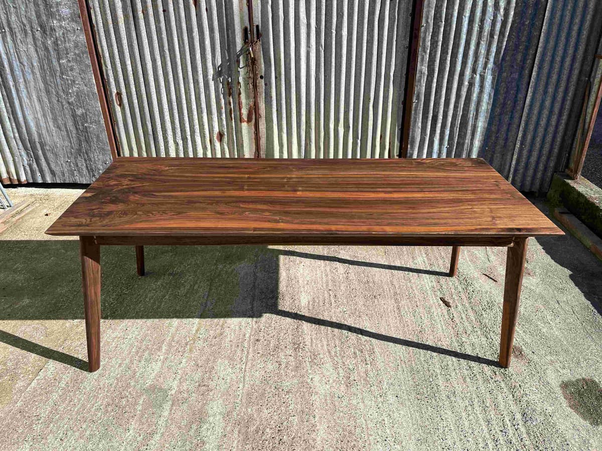 Table en Noyer - Œuvre d'ébénisterie d'art Bordeaux